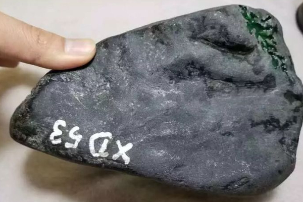 莫湾基翡翠原石白蟒的特点 莫湾基场口翡翠原石怎么样