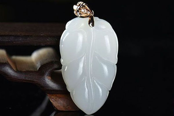 脖子上戴玉石还是水晶好 脖子上戴玉石和水晶哪个好