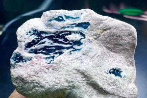 天蓝色翡翠原石价格 天蓝色翡翠值钱吗