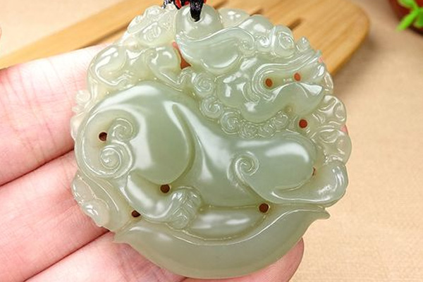 属羊的人戴什么造型的玉石好 属羊的人适合戴玉石吗