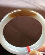 55.8圈老种飘黄翡翠手镯，种老水足，打灯有细纹，不扣不影响，尺寸：55.8*13*7mm，福利，不议[玫瑰    