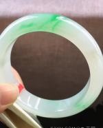 飘绿正圈翡翠手镯，清爽干净细腻，有种有水，完美无纹裂，尺寸53.5/13.4/8.3mm