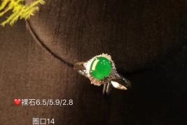 ✨ “微风再美也比不上你的笑          没见过你的人不会明了 …”正阳绿气质女戒 青翠欲滴 T钻款佩戴高雅气质超值不议