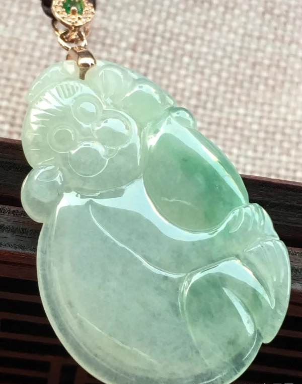 哦糯冰飘绿灵猴献瑞，完美，雕工精湛，玉质细腻，种水一流，饱满，尺寸39.8/26.2/4.2，福利杀超值