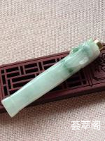 糯冰淡蓝花烟嘴，完美，雕工精湛，玉质细腻，种水一流，饱满，可拆卸清洗，尺寸86.6/13.6/16.3。福利杀超值不议