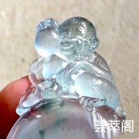 老坑种飘彩猴桃，种地细腻柔美，水润起光，桃子寓意长寿健康，加上猴子的喜庆外表，猴子捧桃子的形象寓意福寿连连，充满喜庆吉祥。尺寸49.5、27.7、8.3