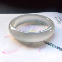 9121101，正圈尺寸：55/14.5/8mm，重61.8g，玻璃种起光平安镯，可遇不可求的玻璃底，满圈起高光，气质满满让人想靠近，度无死角！六位数