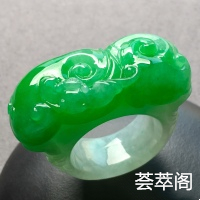 ❤。超大冰阳绿翡翠戒指，上面雕刻一只蝙蝠，寓意有福，宽厚：16.3-9，圈口：22