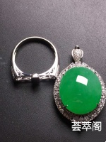 阳绿蛋面吊坠/戒指两用款，18k真金真钻镶嵌，完美，种水超好，玉质细腻。[愉快][愉快