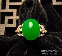 质量辣绿鸽子蛋戒指新品，质量精品，水头极佳，重金豪镶，时尚优雅，饱满高质量。完美。整体13.1X10.7X8.7裸石13.1X10.7X5特惠        
