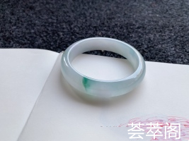 20031520冰润飘花，正圈：56/13.6/7.8mm，水头好还起荧光，打灯有一点小纹，一万价格买这种水的镯子是很ok