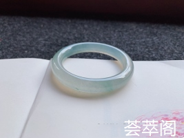 20032516冰润飘花圆条，尺寸：51 .5/10mm，干净冰透的镯子，没纹裂
