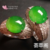 价：一对【高冰阳绿，情侣戒指】高贵大方，大件饱满，翠色鲜艳， 很冰透，水水润细腻，完美，18k金奢华钻石镶嵌