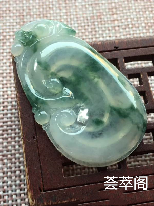 o冰种飘兰花如意 尺寸46.6/27.5/4.5,冰透 釉洁 起光 完美，特惠
