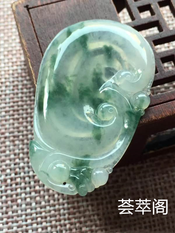 o冰种飘兰花如意 尺寸46.6/27.5/4.5,冰透 釉洁 起光 完美，特惠