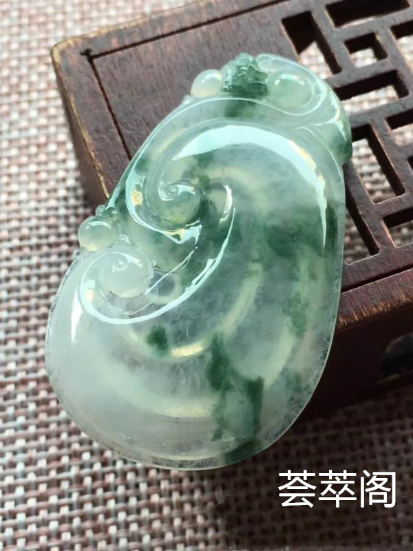 o冰种飘兰花如意 尺寸46.6/27.5/4.5,冰透 釉洁 起光 完美，特惠