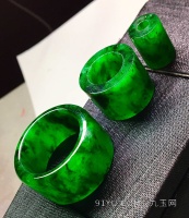 全部，冰辣绿指圈套装，最大的可以做扳指，可以做路路通吊坠。色辣水润，完美无裂，三件套，尺寸14.5/10.6--14.5/19.7/3.8--14.3/3.6--最大的圈口29左右，内径是21.5
