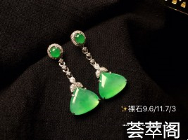超值不议 不沾烟火之气       很静很纯很美的仙气耳坠强荧光 青翠碧绿 会发光发亮的翠儿佩戴高雅灵气 一眼万年    