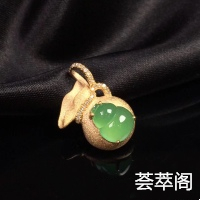   冰绿【小钱袋】翡翠吊坠～18k金伴钻镶嵌，绿意娇媚、玉质细润，钱袋设计、时尚精致，寓意“招财进宝、代代有福”之意！清新可爱    