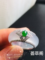轻柔闪烁几分巧动几分灵性灯光间的它溢出水润的光泽……        