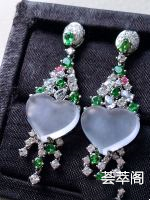 ❤。极品玻璃种爱心耳坠，刚性十足，品质无敌了，这是什么神仙颜值！耳畔的一道靓丽风景啊！整体：41.8-13.5-6，裸石：11.2-13.5-3mm。完美    