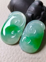 ❤。一对冰种飘阳绿如意吊坠，玉质细腻水润，镶嵌后效果翻倍，裸石：32.3-21.3-4.8，30.2-18.3-4.8mm。小的完美