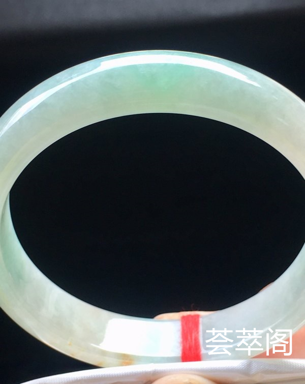 端午特惠冰晴飘黄翡手镯，58.8/12.4/7.4。完美，种水老，细腻冰润，颜色鲜艳，绚丽夺目，冰冰透透，性价比高。s
