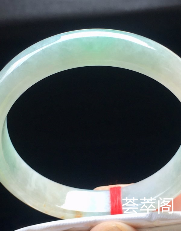 端午特惠冰晴飘黄翡手镯，58.8/12.4/7.4。完美，种水老，细腻冰润，颜色鲜艳，绚丽夺目，冰冰透透，性价比高。s