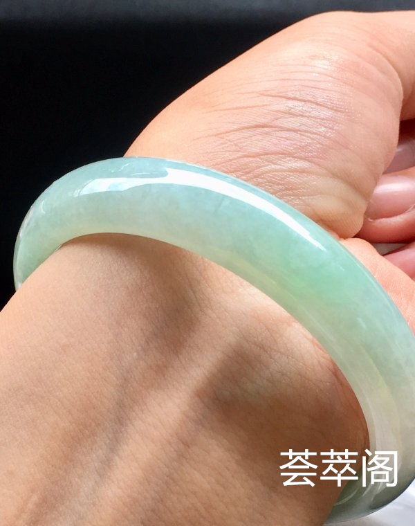 端午特惠冰晴飘黄翡手镯，58.8/12.4/7.4。完美，种水老，细腻冰润，颜色鲜艳，绚丽夺目，冰冰透透，性价比高。s