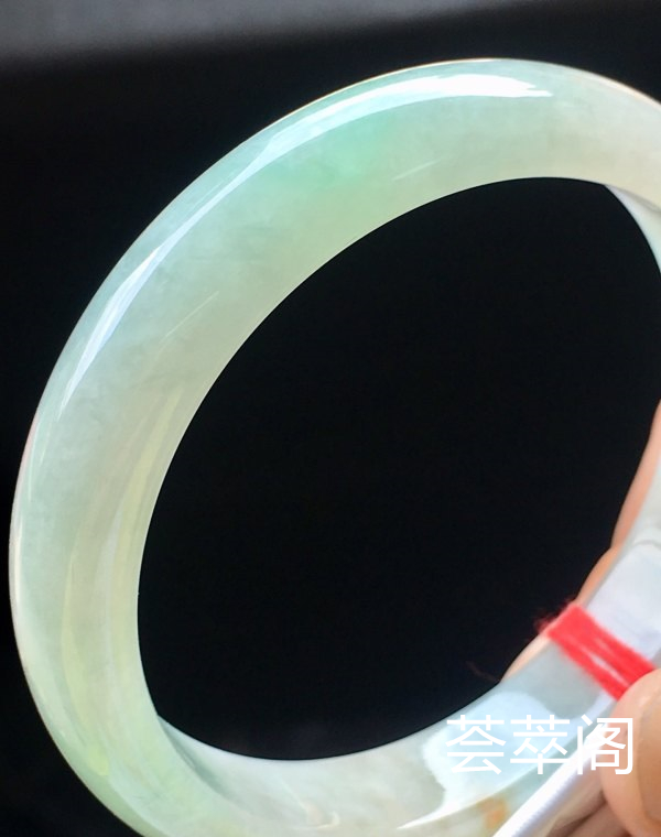 端午特惠冰晴飘黄翡手镯，58.8/12.4/7.4。完美，种水老，细腻冰润，颜色鲜艳，绚丽夺目，冰冰透透，性价比高。s