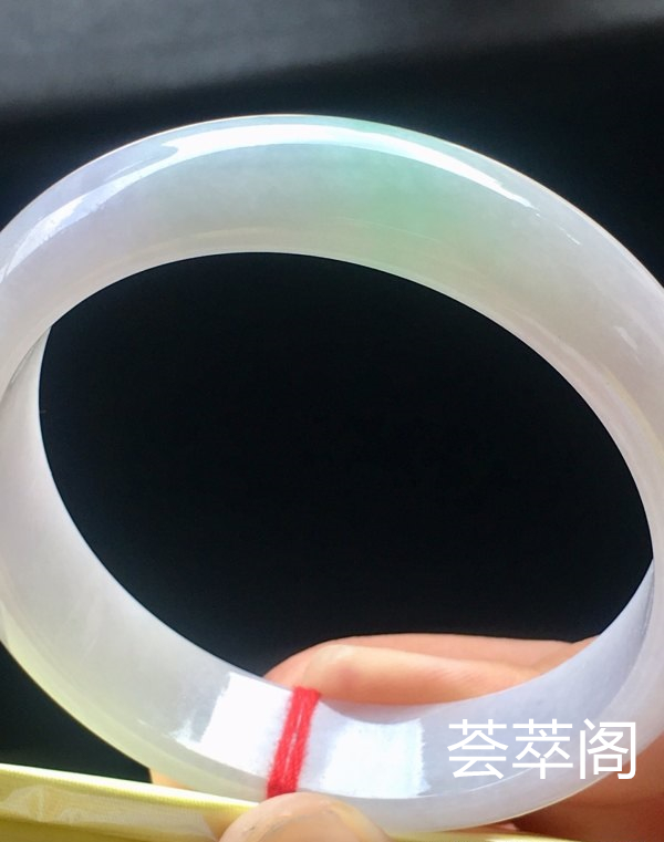端午特惠春彩手镯，57.4/14.2/8.1。完美，种水老，细腻水润，颜色清爽，紫味浓郁，清新淡雅，性价比高。s