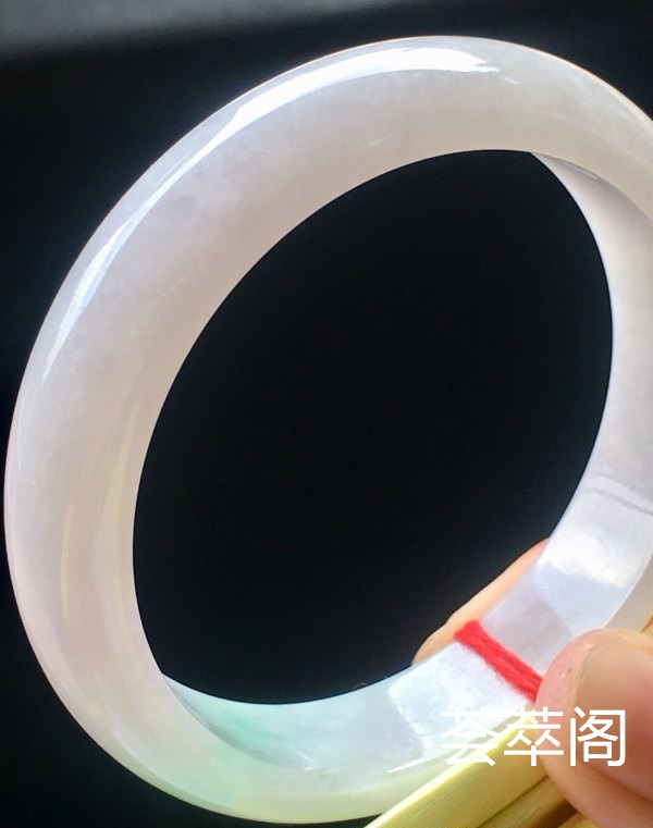 端午特惠春彩手镯，57.4/14.2/8.1。完美，种水老，细腻水润，颜色清爽，紫味浓郁，清新淡雅，性价比高。s