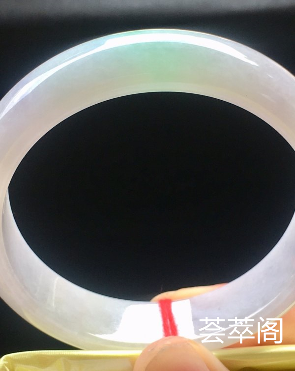 端午特惠春彩手镯，57.4/14.2/8.1。完美，种水老，细腻水润，颜色清爽，紫味浓郁，清新淡雅，性价比高。s