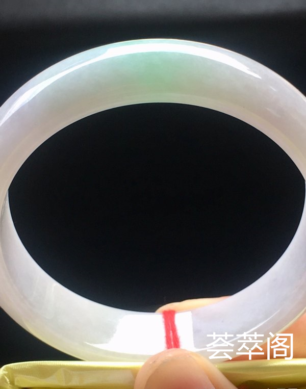 端午特惠春彩手镯，57.4/14.2/8.1。完美，种水老，细腻水润，颜色清爽，紫味浓郁，清新淡雅，性价比高。s