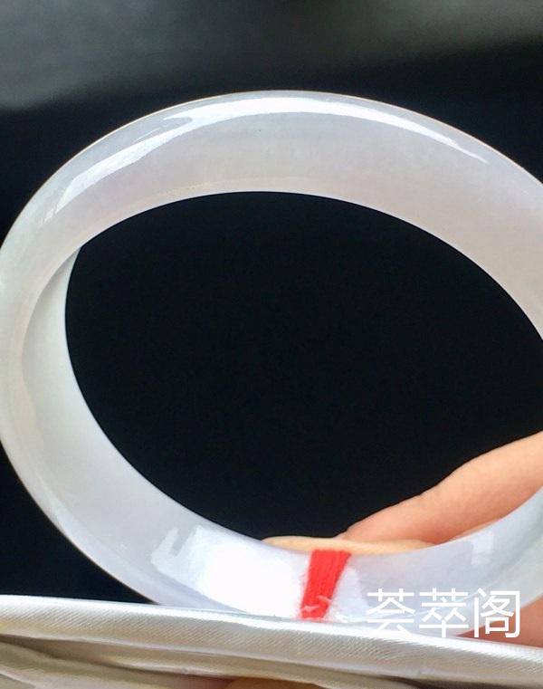 端午特惠冰紫底贵妃手镯，56.5/50.4/12.6/8.1。完美，种水老，细腻冰润，颜色清爽，清新淡雅，干净靓丽，性价比高。s