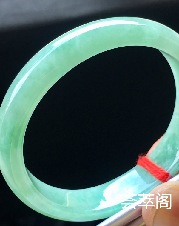 端午特惠冰晴贵妃手镯，超值，53.3/48.9/12.7/5.5。完美，种水老，细腻水润，颜色清爽，色泽均匀，艳丽夺目。s
