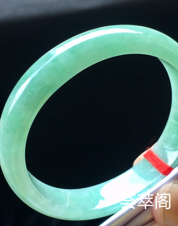 端午特惠冰晴贵妃手镯，超值，53.3/48.9/12.7/5.5。完美，种水老，细腻水润，颜色清爽，色泽均匀，艳丽夺目。s