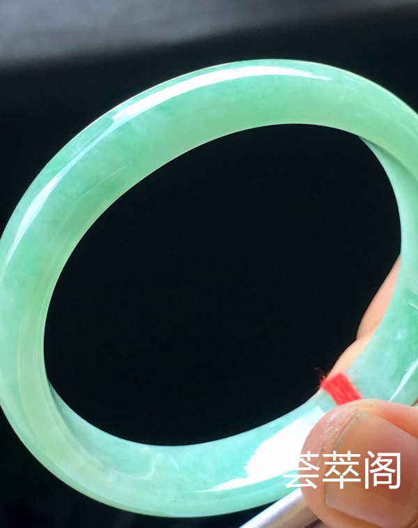 端午特惠冰晴贵妃手镯，超值，53.3/48.9/12.7/5.5。完美，种水老，细腻水润，颜色清爽，色泽均匀，艳丽夺目。s