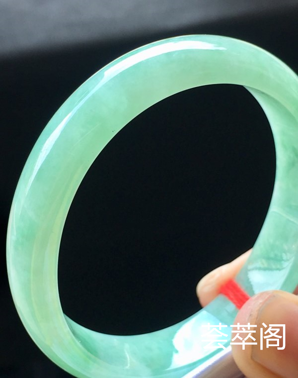 端午特惠冰晴贵妃手镯，超值，53.3/48.9/12.7/5.5。完美，种水老，细腻水润，颜色清爽，色泽均匀，艳丽夺目。s