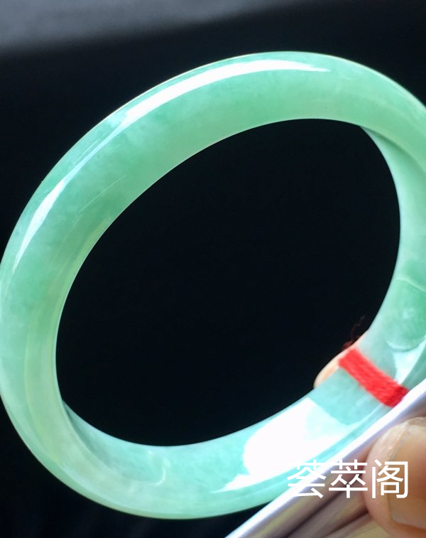端午特惠冰晴贵妃手镯，超值，53.3/48.9/12.7/5.5。完美，种水老，细腻水润，颜色清爽，色泽均匀，艳丽夺目。s