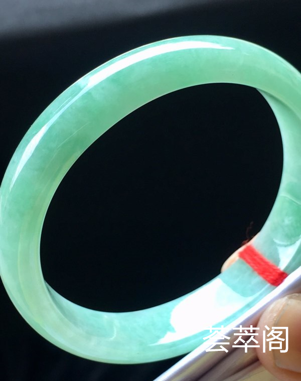 端午特惠冰晴贵妃手镯，超值，53.3/48.9/12.7/5.5。完美，种水老，细腻水润，颜色清爽，色泽均匀，艳丽夺目。s