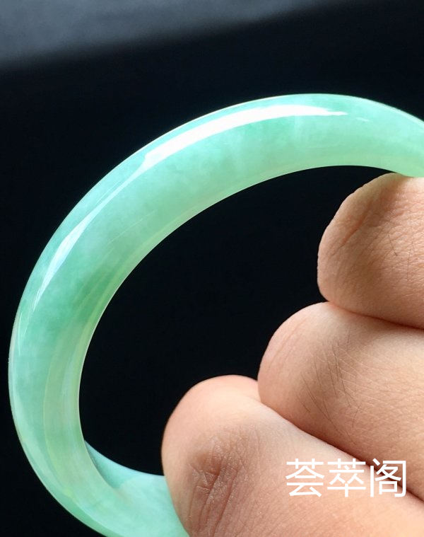 端午特惠冰晴贵妃手镯，超值，53.3/48.9/12.7/5.5。完美，种水老，细腻水润，颜色清爽，色泽均匀，艳丽夺目。s