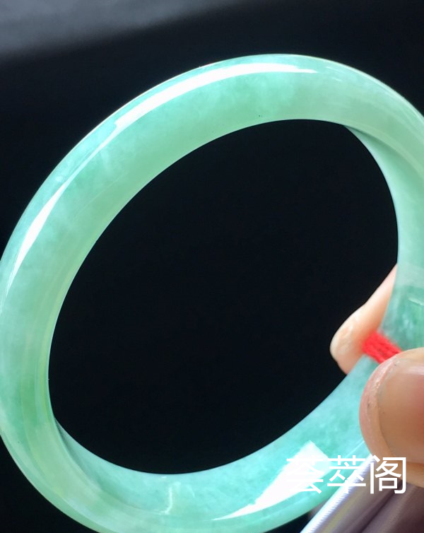 端午特惠冰晴贵妃手镯，超值，53.3/48.9/12.7/5.5。完美，种水老，细腻水润，颜色清爽，色泽均匀，艳丽夺目。s