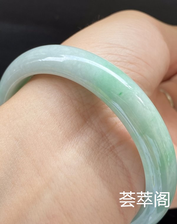 飘绿手镯，特惠（不议价）55/11.3/6.7，完美，种水老，颜色好看，冰透清爽，水润饱满，性价比高。T