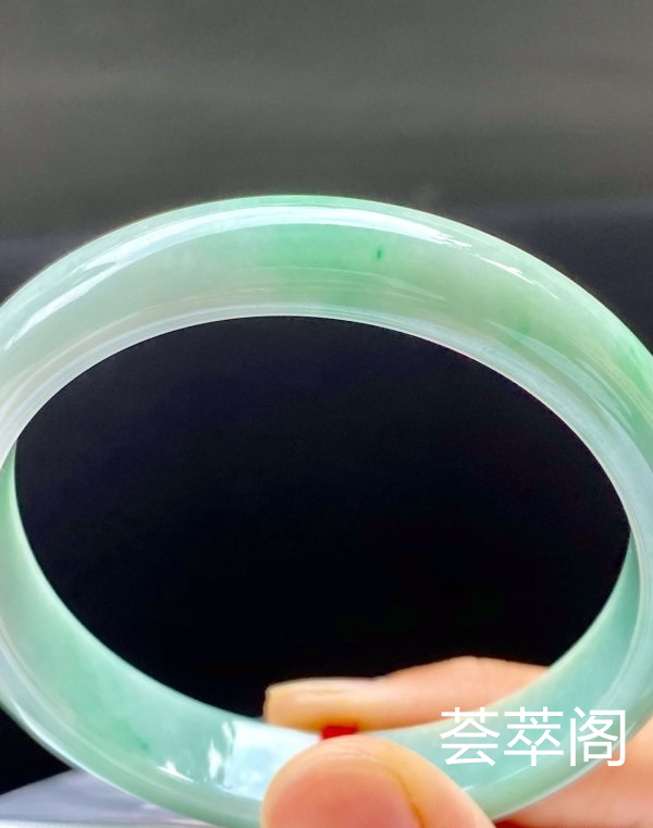 飘绿手镯，特惠（不议价）55/11.3/6.7，完美，种水老，颜色好看，冰透清爽，水润饱满，性价比高。T