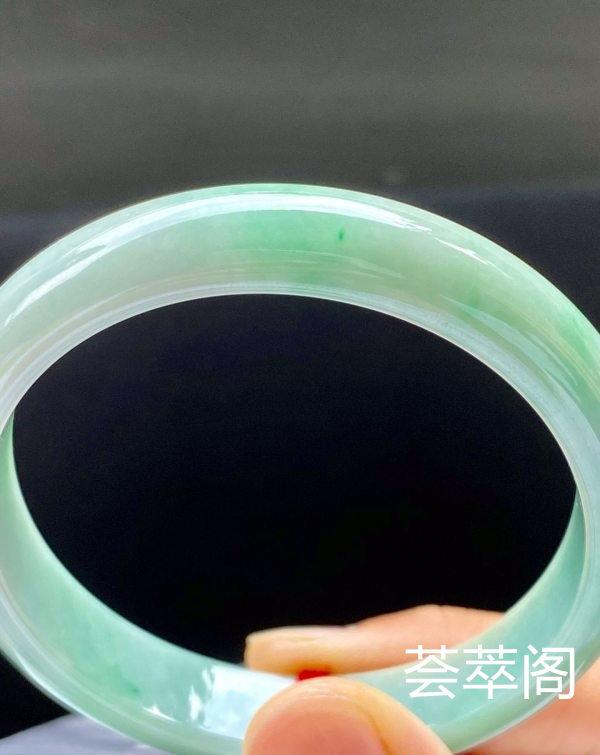 飘绿手镯，特惠（不议价）55/11.3/6.7，完美，种水老，颜色好看，冰透清爽，水润饱满，性价比高。T