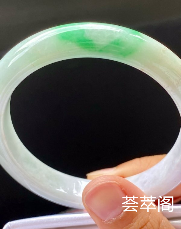 飘阳绿手镯，特惠（不议价）57/11.5/8.1，种水老，色阳，颜色艳丽，颜色好看，冰润，性价比高。T