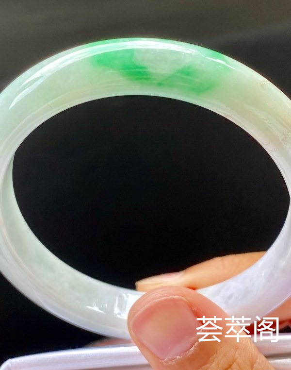 飘阳绿手镯，特惠（不议价）57/11.5/8.1，种水老，色阳，颜色艳丽，颜色好看，冰润，性价比高。T
