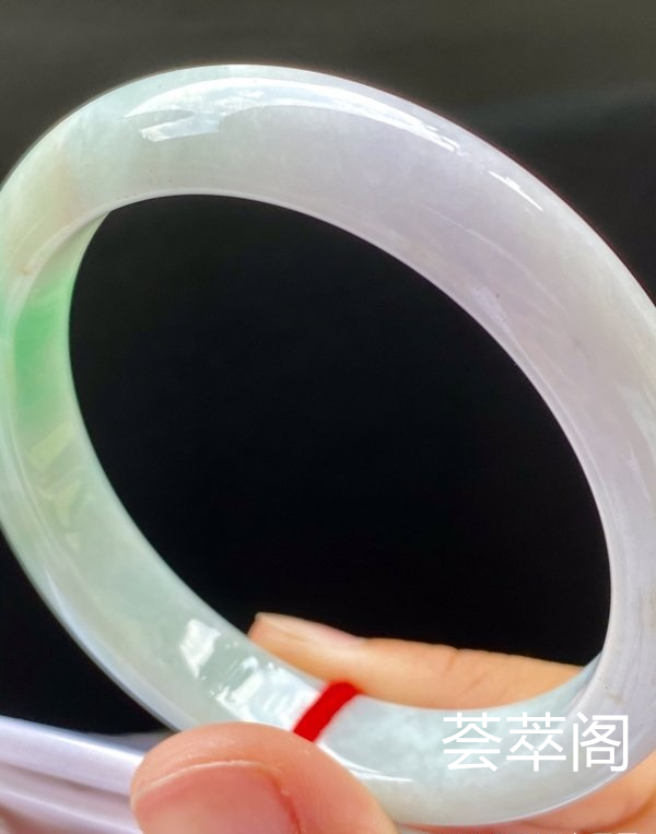 飘阳绿手镯，特惠（不议价）57/11.5/8.1，种水老，色阳，颜色艳丽，颜色好看，冰润，性价比高。T