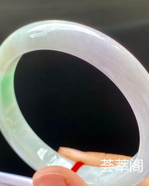 飘阳绿手镯，特惠（不议价）57/11.5/8.1，种水老，色阳，颜色艳丽，颜色好看，冰润，性价比高。T